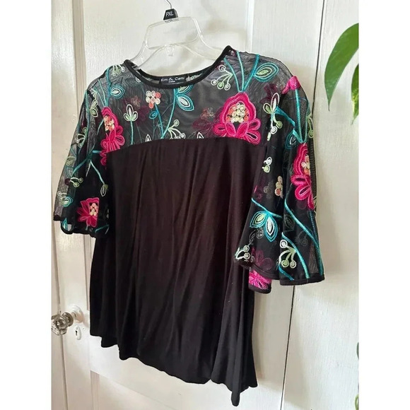 Kim & Cami Women’s size medium floral top - Picture 2 of 6
